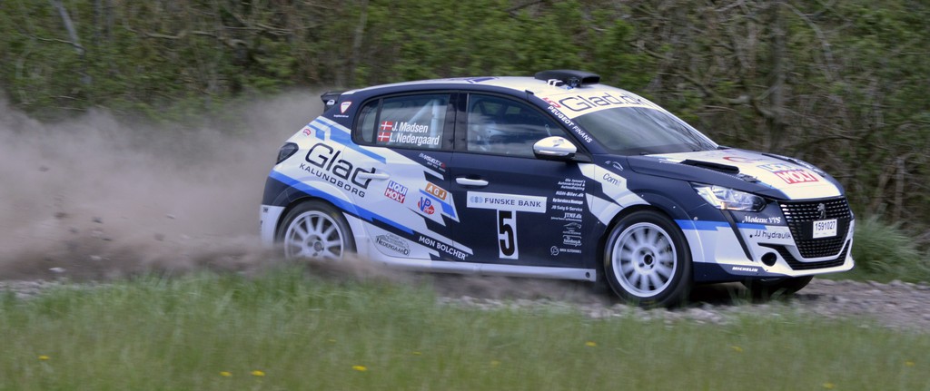 MNJ'eren, Line Nedergaard, ligger på en foreløbig DM-toer sammen med Jacob L. Madsen i deres Peugeot 208 Rally